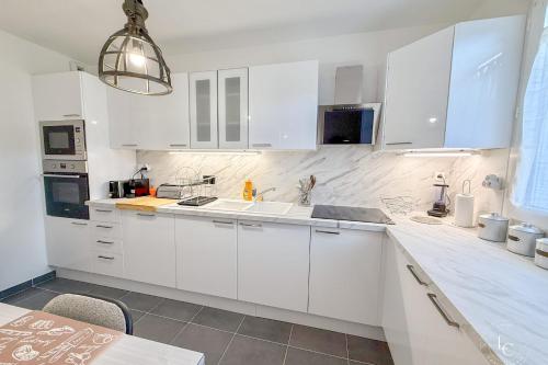 Kuchyň nebo kuchyňský kout v ubytování La Brayoise Near Orléans cozy house with garden & pétanque