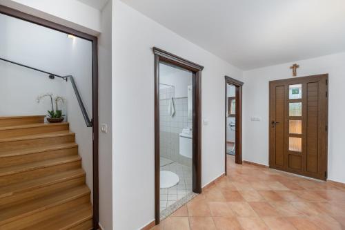 einen Flur mit Tür zum Bad in der Unterkunft Villa San Martino With Heated Pool , Outside Jacuzzi & Hydromassage bathub in Nedeščina