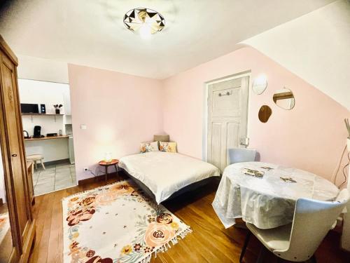 a bedroom with two beds and a table at Studio Alsace in Kirchheim