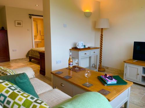 una sala de estar con un sofá y una mesa en Craig-Y-Mor Suites With Sea Views Whitesands Bay St Davids, en St. Davids