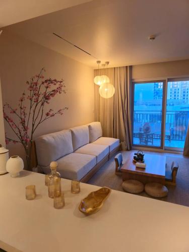 O zonă de relaxare la The Zen Chapter - 120 inch screen