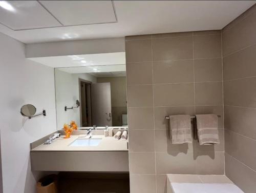 O baie la The Zen Chapter - 120 inch screen