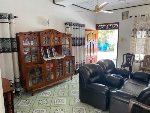 a living room with a couch and a chair at Hiri Relax Hostal in Dickwella