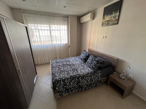 Ένα ή περισσότερα κρεβάτια σε δωμάτιο στο Very well located F1 studio