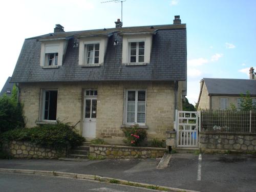 une maison en briques avec une porte blanche devant elle dans l'établissement Gite 