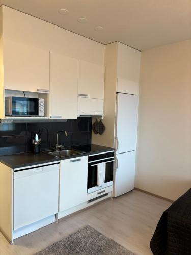 Η κουζίνα ή μικρή κουζίνα στο Yksiö Mimosa