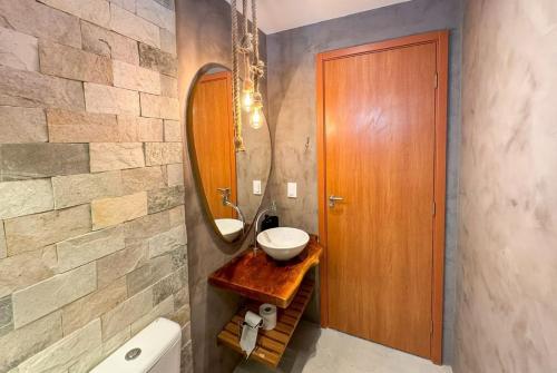 een badkamer met een wastafel en een spiegel bij MHV Milagres - Lanaí 30 Refúgio próximo a Praia a poucos metros da Praia e da Capela dos Milagres in São Miguel dos Milagres