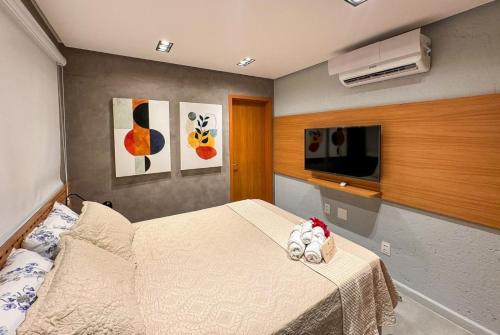 een slaapkamer met een bed met een teddybeer erop bij MHV Milagres - Lanaí 30 Refúgio próximo a Praia a poucos metros da Praia e da Capela dos Milagres in São Miguel dos Milagres