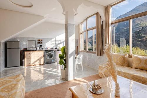 una sala de estar con un sofá y una mesa en Dar Ourika - Mountain Views, en Ourika