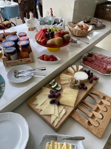 een tafel met kaas en andere voedingsmiddelen erop bij Pension Freudenthal in Wandersleben