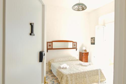 Postel nebo postele na pokoji v ubytování Casa Nina' "La Santa", tradicional Amalfi Coast Villa Retreat