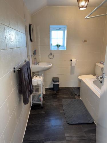 Phòng tắm tại Cosy countryside stay- Waters Upton, Telford