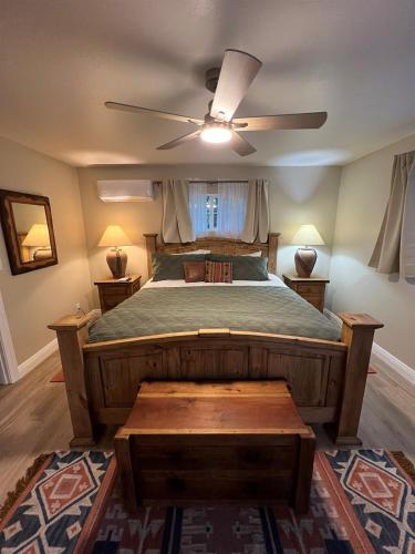 Ένα ή περισσότερα κρεβάτια σε δωμάτιο στο The Whiskey Row Bungalows - Steps to Downtown!