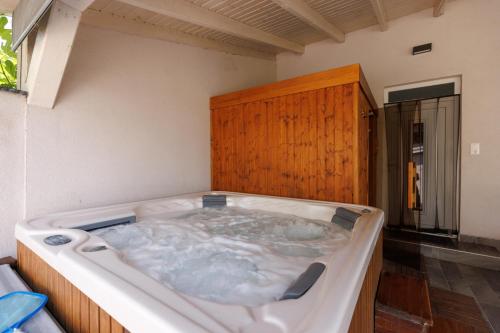 een jacuzzi in de hoek van een kamer bij Csillag Vendégház Mórahalom in Mórahalom