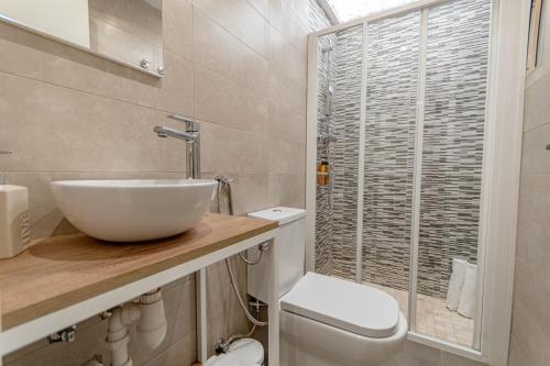 a bathroom with a sink and a toilet at Marea Ferrers 1 in Tarragona