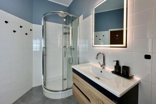 a bathroom with a sink and a shower at Maisonette-Apartment für bis zu 6 Personen - Parkplatz - WLAN - Kingsize in Berlin