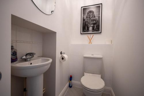 ein weißes Badezimmer mit Toilette und Waschbecken in der Unterkunft Brook - Sizewell - Contractor Accommodation in Saxmundham
