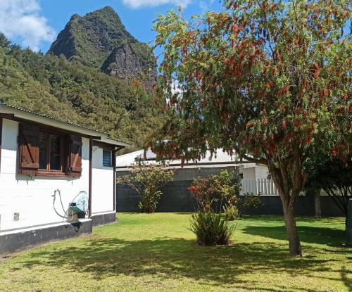 Nespecifikovaný výhled na hory nebo výhled na hory při pohledu z prázdninového domu