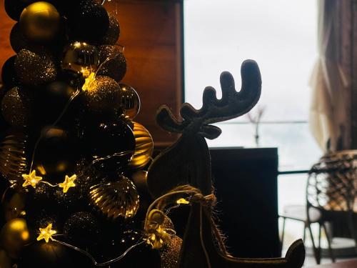 een kerstboom met een rendier erop bij Residence Pranterhof in Marlengo