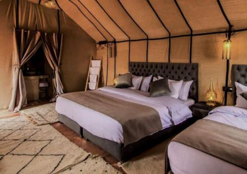 Postel nebo postele na pokoji v ubytování Hayati Desert Luxury Camp