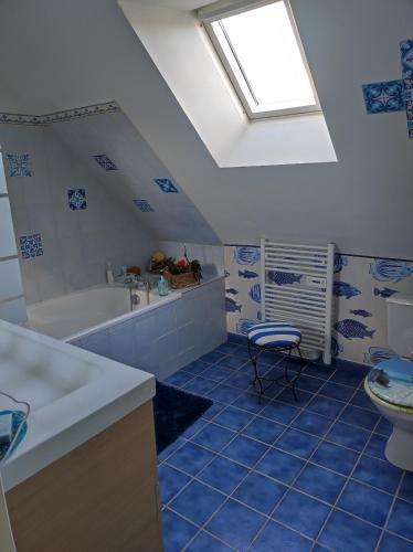 a bathroom with a tub and a sink and a toilet at Chez Nanou côté mer in Matignon