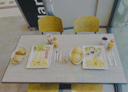 uma mesa com três pratos de comida em bedpark Stellingen em Hamburgo