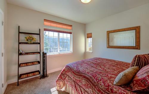 een slaapkamer met een bed en een raam bij NEW - Raven's Nest - DT Leavenworth in Leavenworth