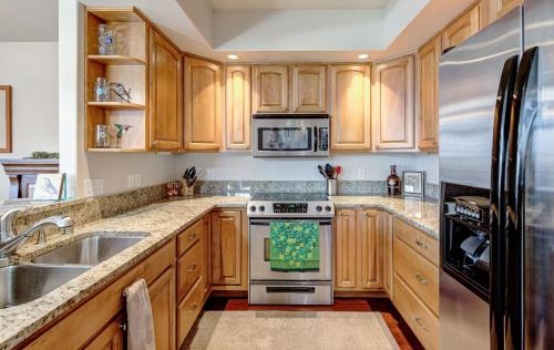 een keuken met houten kasten en roestvrijstalen apparatuur bij NEW - Raven's Nest - DT Leavenworth in Leavenworth