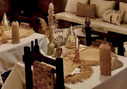una mesa con dos mesas con jarrones. en Hayati Desert Luxury Camp, en Merzouga