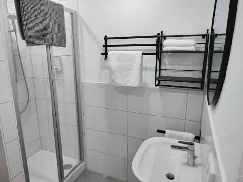 Ένα μπάνιο στο Bruchsal Business Apartment - Schreibtisch - Smart-TV