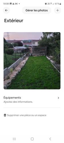 eine Seite einer Website mit einem Bild eines Hofes in der Unterkunft Chambre dans maison rénovée in Commercy