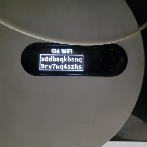 einem Aufkleber an der Seite eines Toilettensitzes in der Unterkunft Chambre dans maison rénovée in Commercy