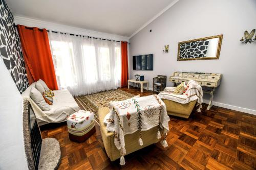 a living room with chairs and a table at Casa Maravilha II in Caniço
