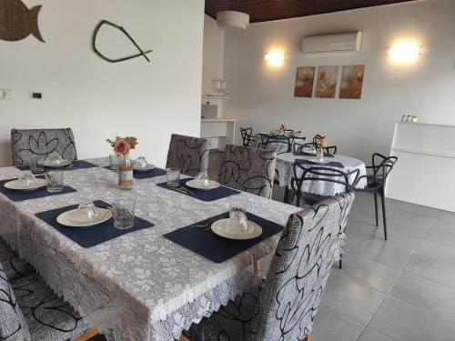 a dining room with a long table and chairs at Pousada Espaço Vista Mar in Itanhaém