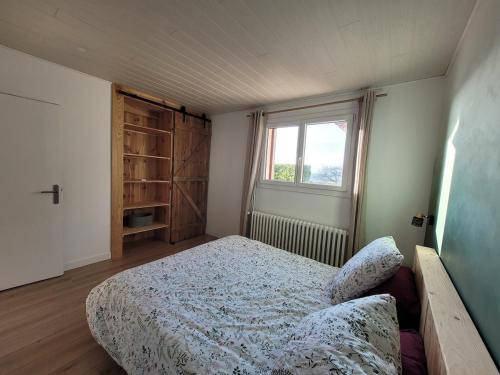 Postel nebo postele na pokoji v ubytování Appartement 1 à 4 personnes entre lacs vignes et montagnes