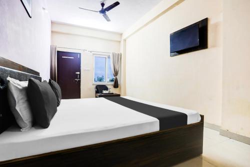 TV a/nebo společenská místnost v ubytování Hotel O Girdharwal Resort