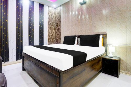 Postel nebo postele na pokoji v ubytování Hotel O Royal Stone