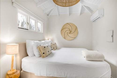 Ένα ή περισσότερα κρεβάτια σε δωμάτιο στο De Vos Botanica mini resort met plunge pool in Jan Thiel