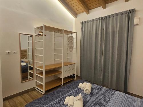 een slaapkamer met een kast en twee paar schoenen bij Pontile 1 in Paratico