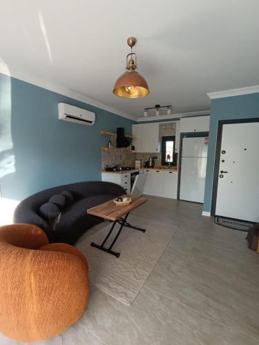 een woonkamer met een bank en een tafel bij villakasel in Koycegiz