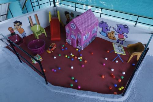 eine Torte in Form eines Spielzeughauses mit Spielzimmer in der Unterkunft SM Cottage in Mangaluru