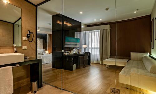 Un baño con lavabo y escritorio. en Sardegna Hotel - Suites & Restaurant, en Cagliari