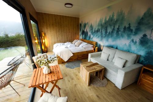 Un dormitorio con una cama, un sofá y una mesa. en ermiglamping, en Jince