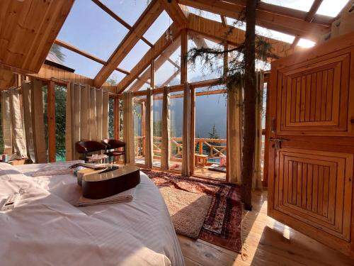 Galeriebild der Unterkunft The Hikers Tree With Jacuzzi in Jibhi