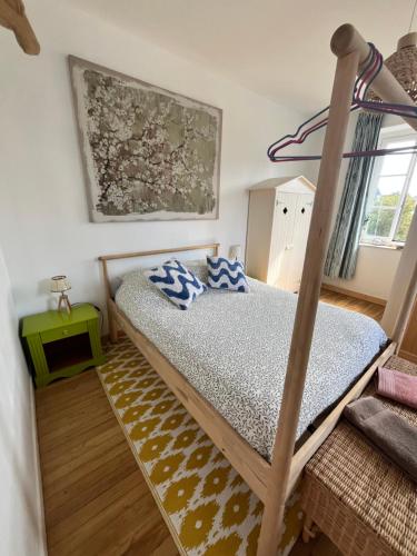 Un dormitorio con una litera en una habitación. en Belle vue sur la mer, en Veules-les-Roses