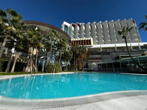 Luxury 2BR Apartment Big Terrace Pool Higuerón West
