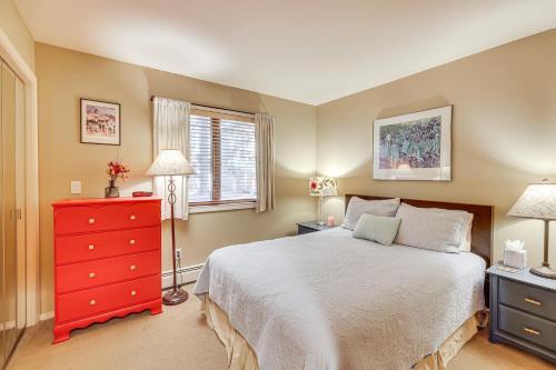 een slaapkamer met een groot bed en een rode dressoir bij 2 Mi to Diamond Peak! Corner-Unit Condo with Hot Tub in Incline Village