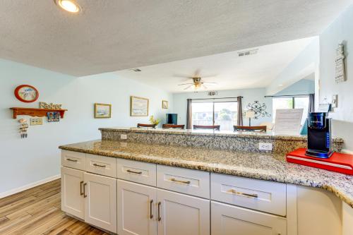 une grande cuisine avec un grand comptoir dans l'établissement Beachside St Augustine Resort Condo, 6 Mi to Dtwn!, à Coquina Gables