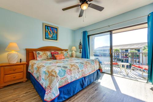 une chambre avec un lit et une fenêtre avec un balcon dans l'établissement Beachside St Augustine Resort Condo, 6 Mi to Dtwn!, à Coquina Gables