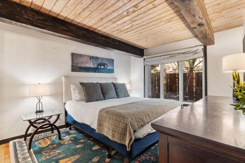 PET FRIENDLY 2BR Aspen Retreat w Pool HotTub Gym photo 2